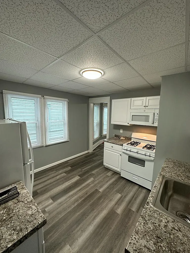 3 bed, 1050 sqft, $1,550 — Photo 1