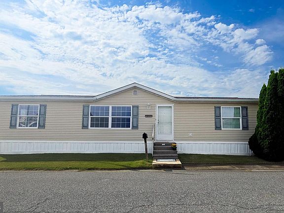 2nd image of 3304 Iris Ln