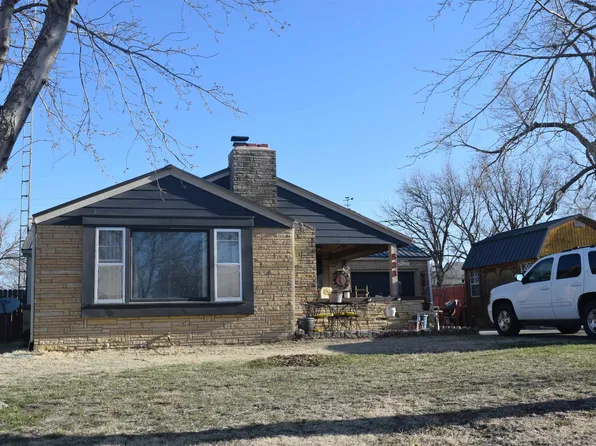833 E 3rd St, Russell, KS 67665