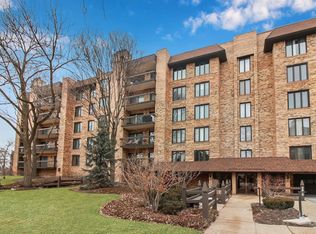 3810 Mission Hills Rd APT 104, Northbrook, IL 60062