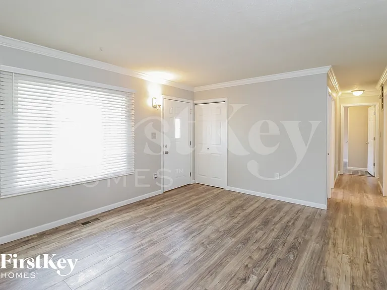 958 Sheffield Dr — Photo 5