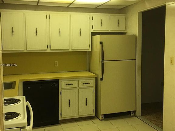 2nd image of 920 NE 169th St APT 115