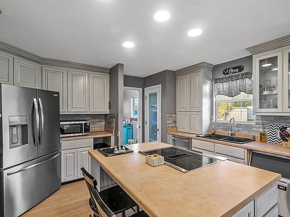 2nd image of 128 Pine St