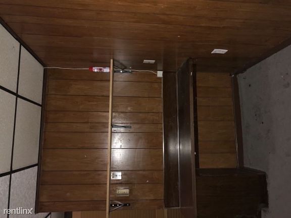 3rd image of 831 Farmington Ave #1