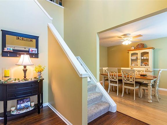 3rd image of 967 Caxton Ln