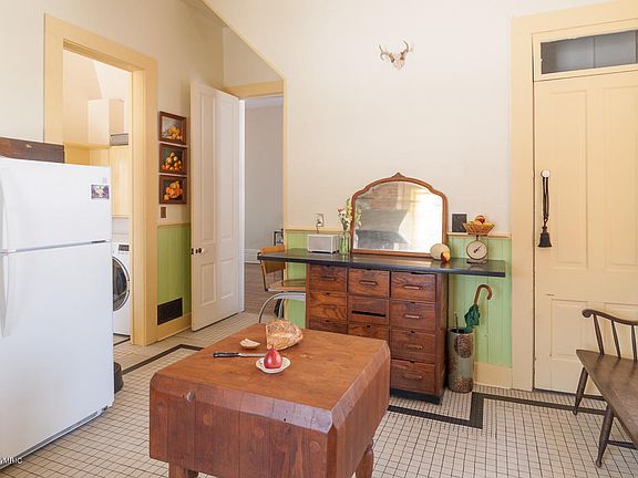 5th image of 228 W Cass St