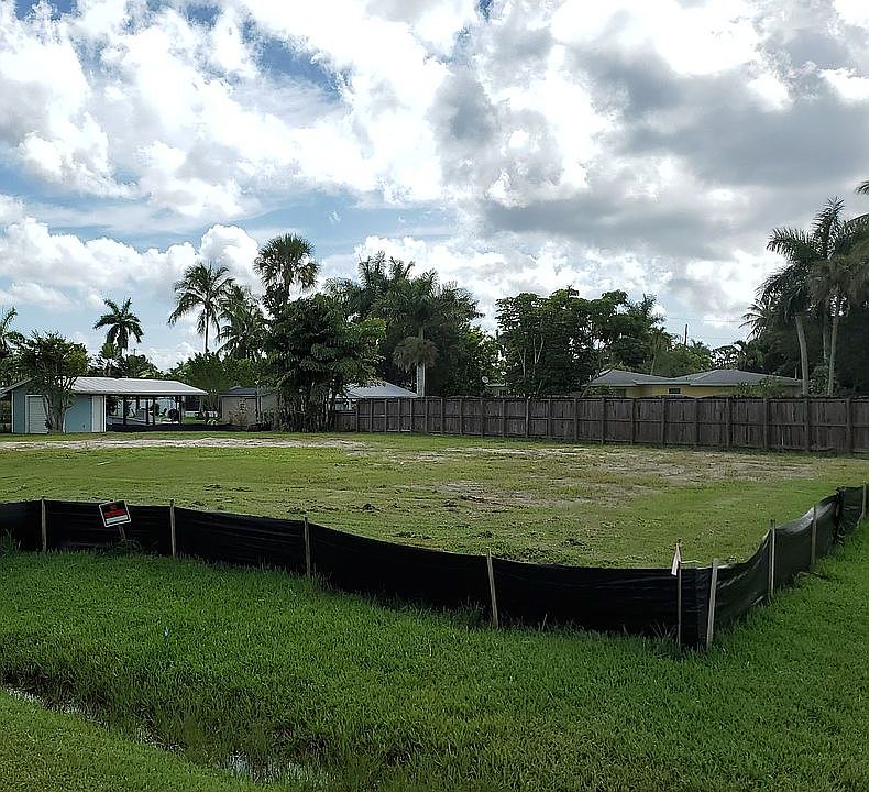 2nd image of 1917 Holiday Ln