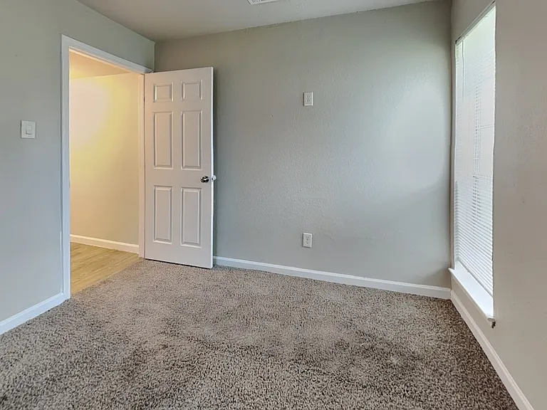 Spacious corner room with ligh