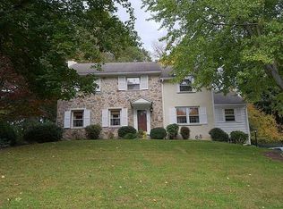 4 Oak Knoll Dr, Wallingford, PA 19086