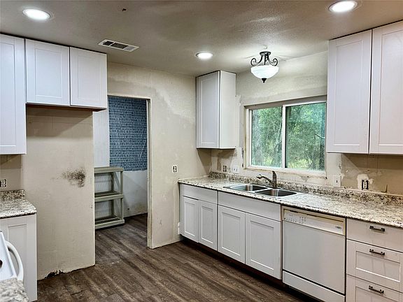 3rd image of 1380 Cardinal Ln