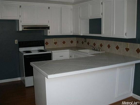 2nd image of 402 Elizabeth Ct