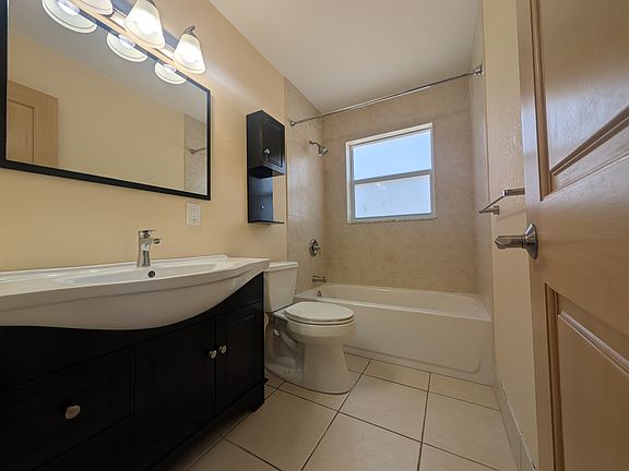 2nd image of 300 SW 20th St #4