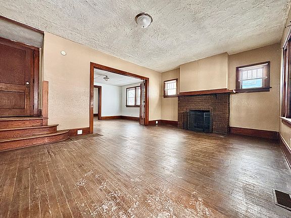 4th image of 614 E Broadway St