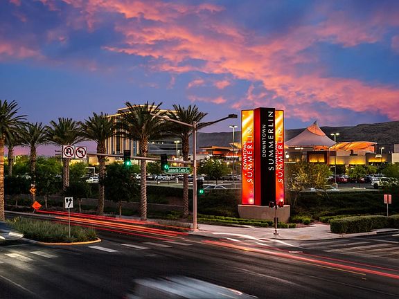 10 minutes to Downtown Summerlin