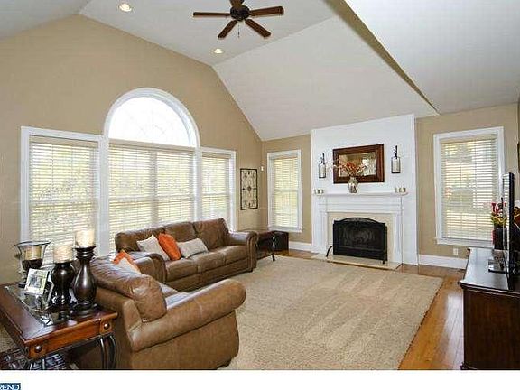 3rd image of 206 Clover Ln