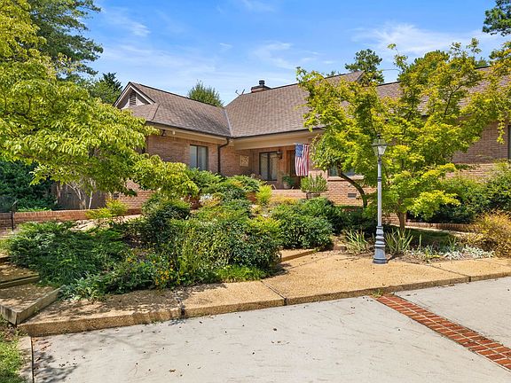 4th image of 205 10th Ave NW