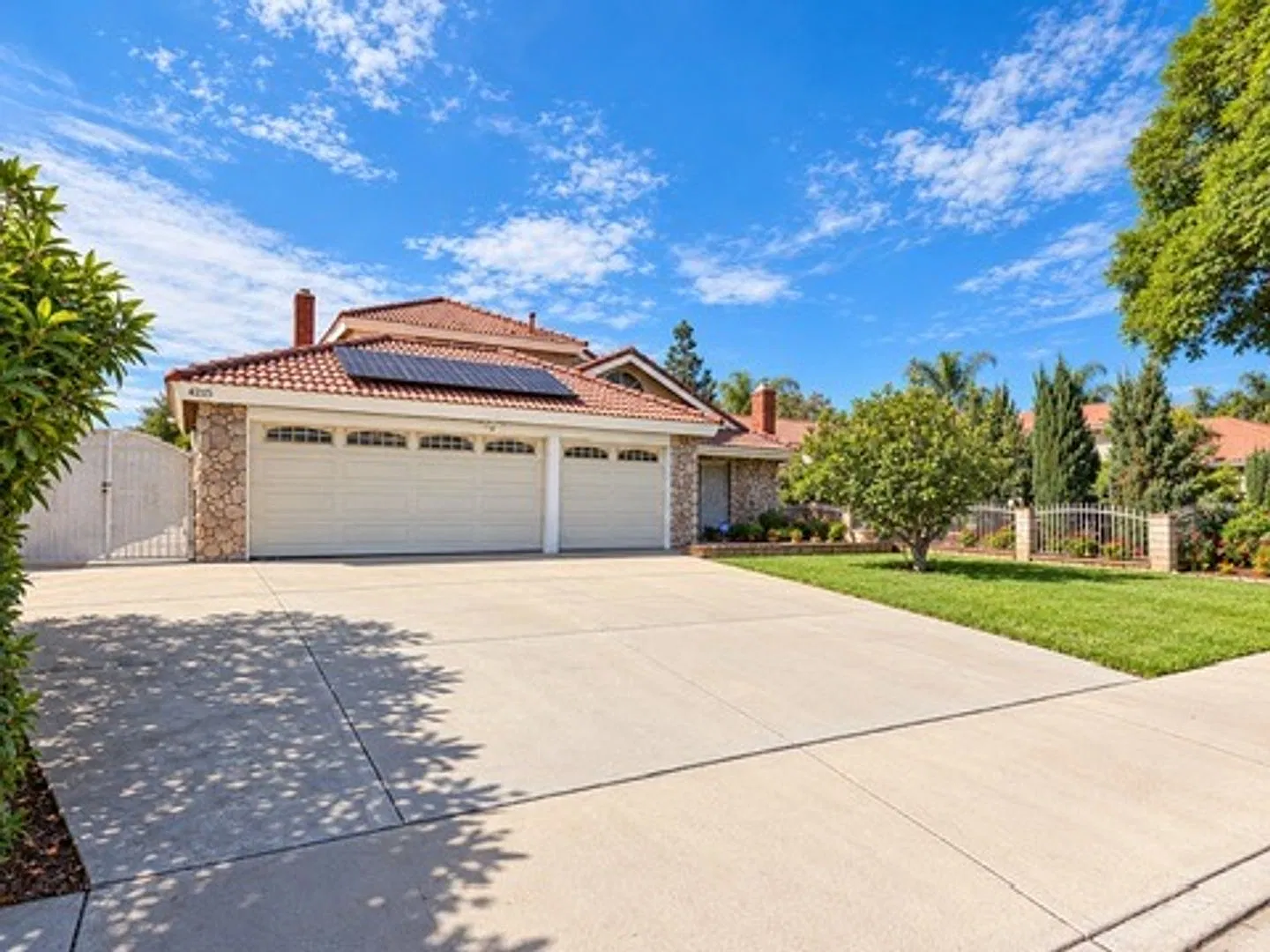 4-Bedroom Home with Spacious Outdoor Living — Photo 2