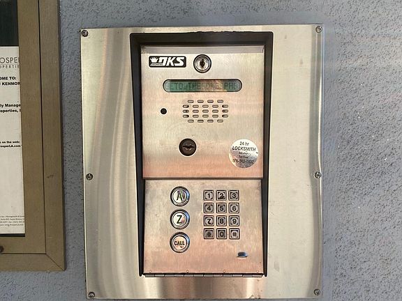 5th image of 212 S Kenmore Ave APT 3
