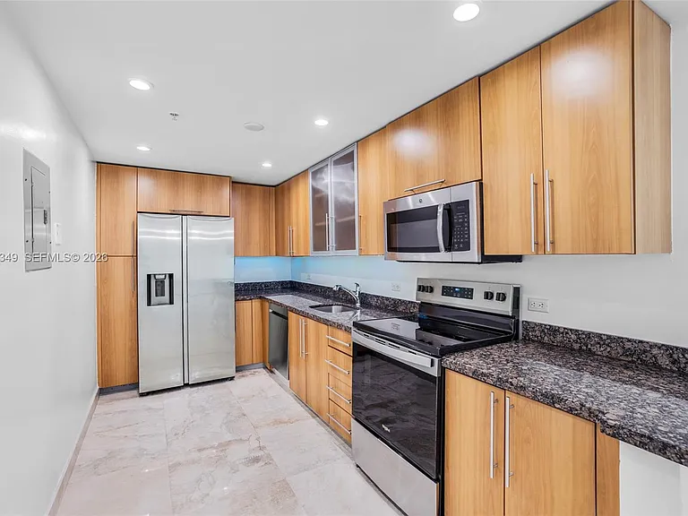 7501 E Treasure Dr #7M — Photo 6