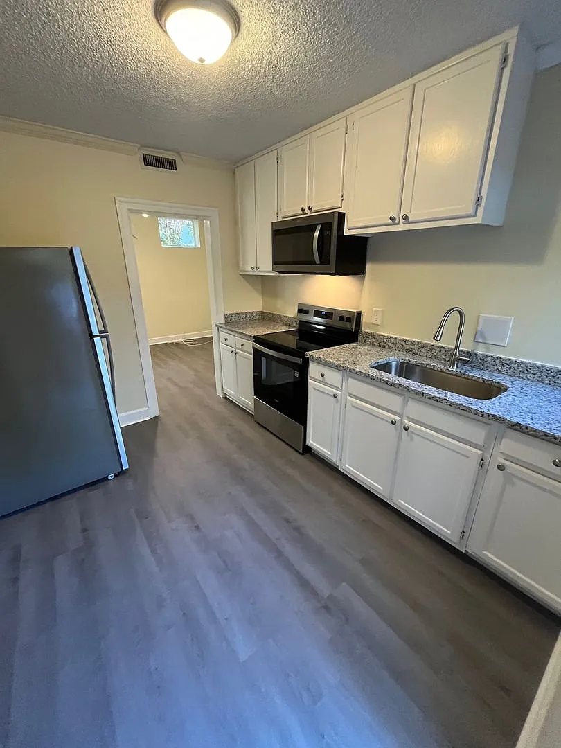 Newly Renovated 2BR | 5-Min Walk to UNC & Merritt's — Photo 1