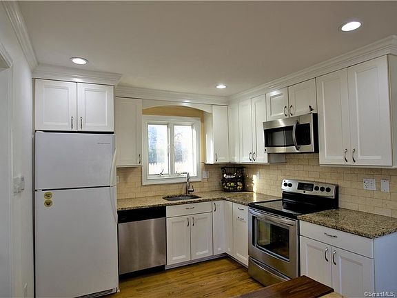 3rd image of 610 Lakeside Dr