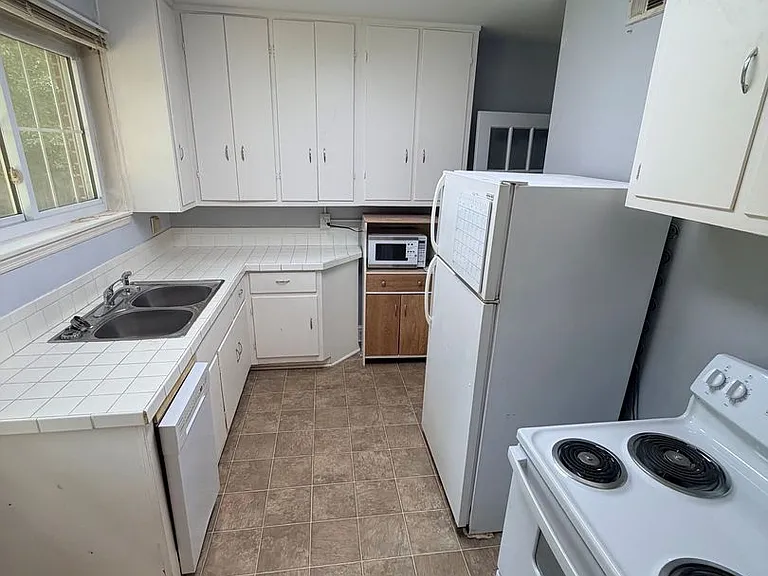 302 Bowles Ave — Photo 8