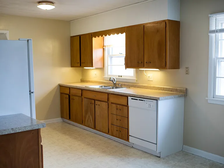707 Sondra Ave — Photo 3