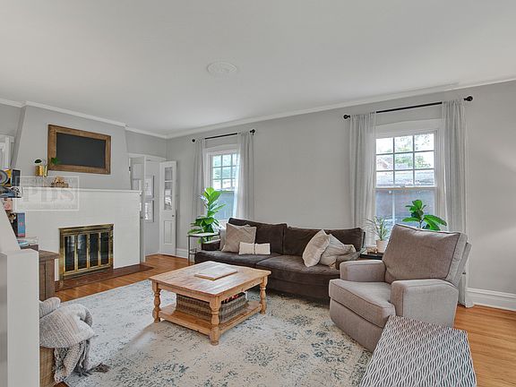 3rd image of 353 Flora Pl