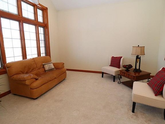 3rd image of 2902 Saint James Pl