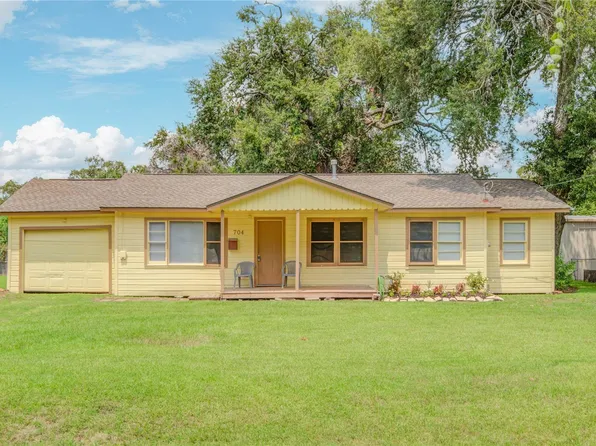 704 Pin Money St, Clute, TX 77531