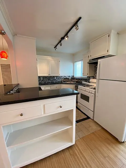 2 bed, 700 sqft, $2,795 — Photo 3
