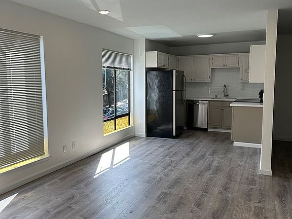 3rd image of 125 Bay St APT 1