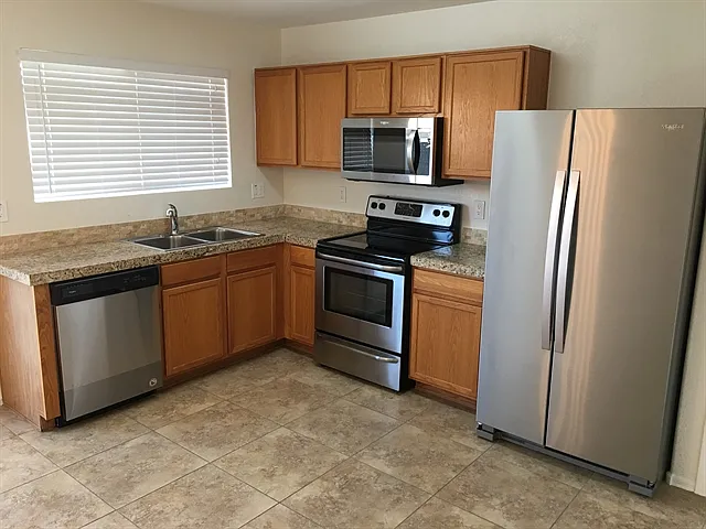 10533 W Sands Dr — Photo 3
