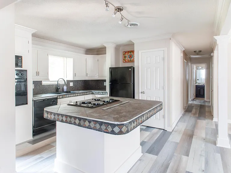 8725 Claremont Ave — Photo 6