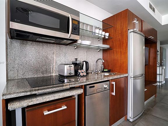 5th image of 1052 Ocean Dr #C407