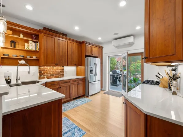 823 E 3rd St, South Boston, MA 02127
