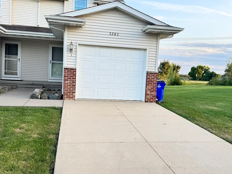 3243 Blackberry Cir SW