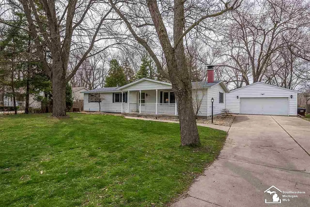 1625 Meadow Dr photo 1
