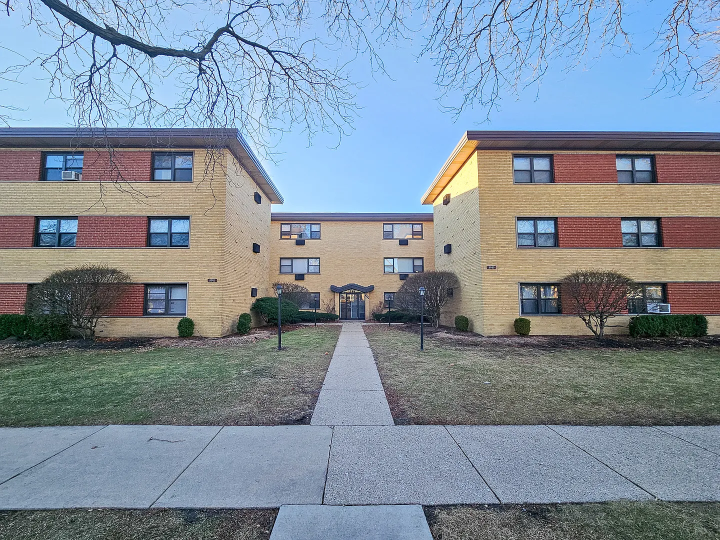 2 bed, 1.5 bath, 900 sqft, $1,900 — Photo 1
