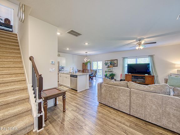 5th image of 162 Harbour Pointe Ln