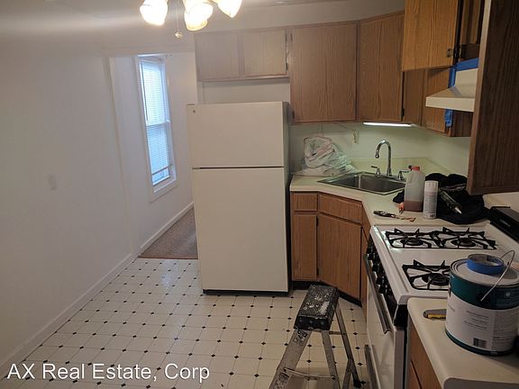 2nd image of 981 N Broadway