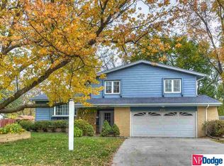 832 Crest Dr, Papillion, NE 68046