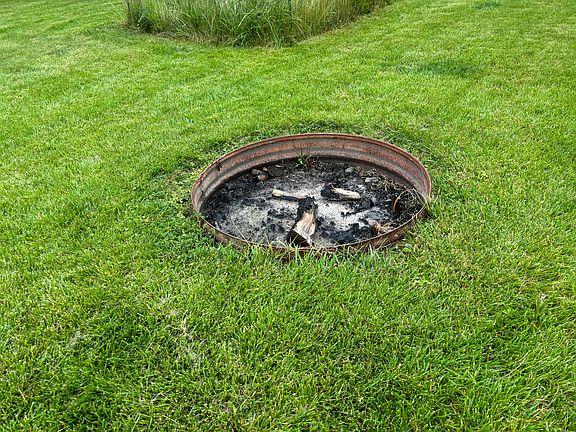 In ground firepit. MUST HAVE PERMIT BY CITY TO BURN