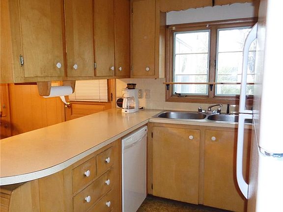 5th image of 193 Whitford Ave