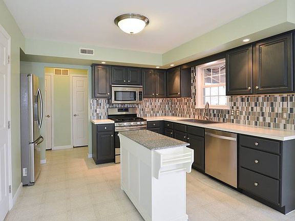 3rd image of 358 Sioux Ct