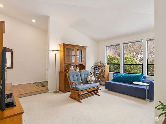 3rd image of 389 Ogle Place NE