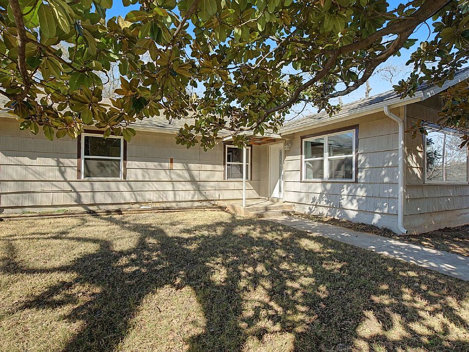 1st image of 422 N Pecan St