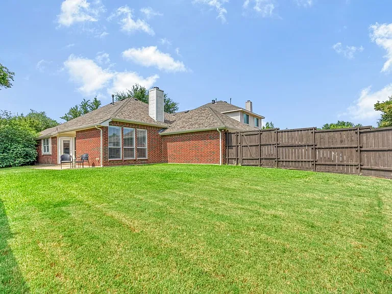 1438 Royal Oaks Dr — Photo 25