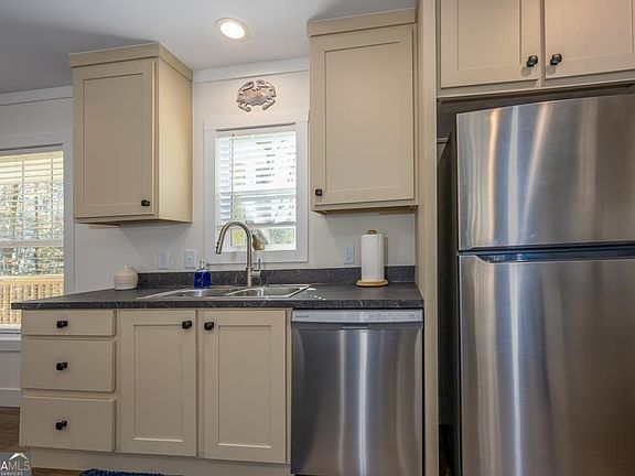 5th image of 247 Loganberry Ln
