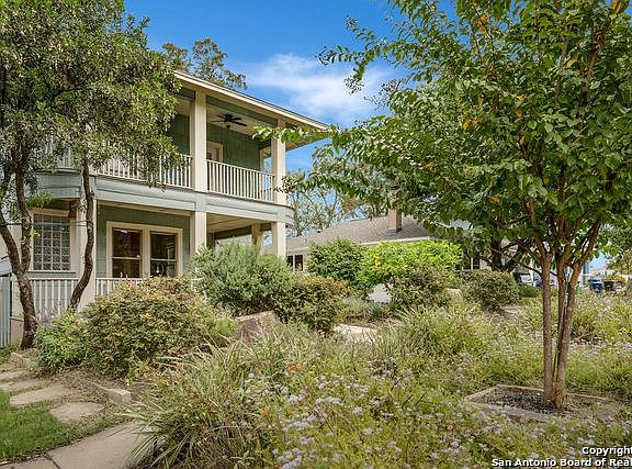 3rd image of 915 W Agarita Ave